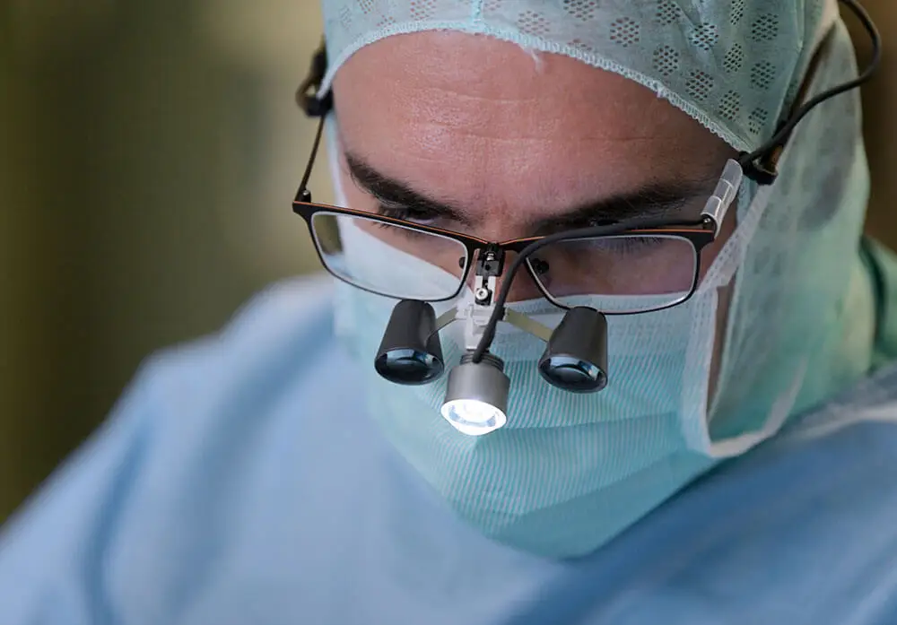 HNO-Praxis Prof. Sertel & Kollegen, prof. sertel wahrend einer operation mit der operationsbrille